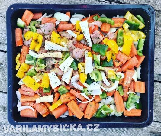 Pečená zelenina s kuřecím masem - vděčná rychlovka z trouby - vařilamyšička.cz