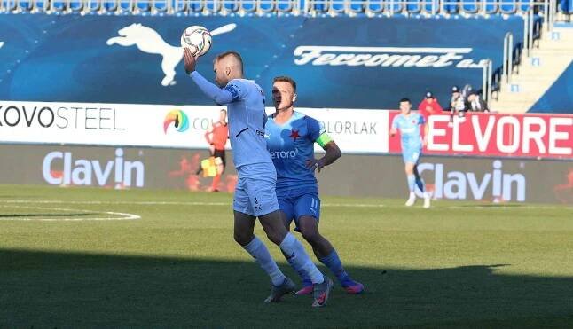Fotbalisté Slovácka (bílé dresy) hostili ve šlágru 21. kola FORTUNA:LIGY pražskou Slavii.