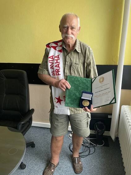 Stanislav Beran obdržel cenu fotbalové asociace - Město Jindřichův Hradec