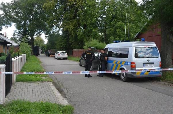 Byl to podivín, který žil v odpadcích, říkají sousedé o střelci z Ostravy. Muž pálil po exekutorovi