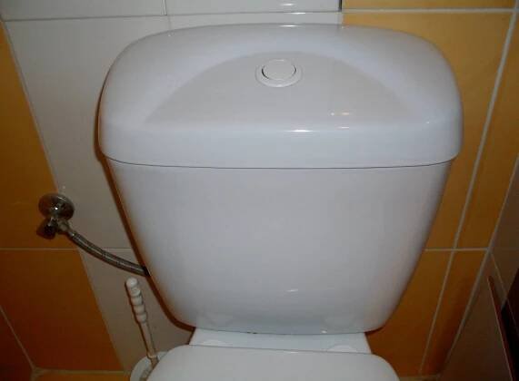 Protékající WC