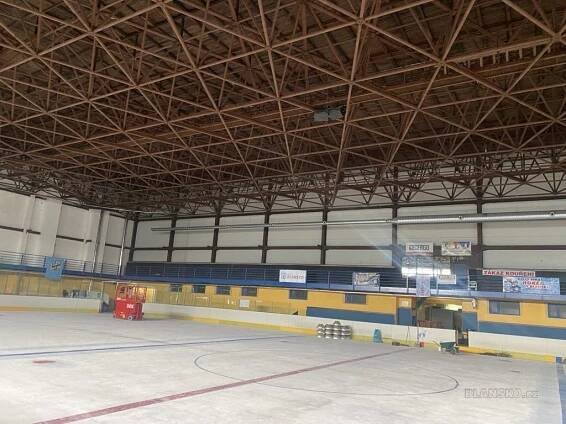 Bruslení v horkém létě? Zimní stadion v Blansku láká na led pod novým osvětlením