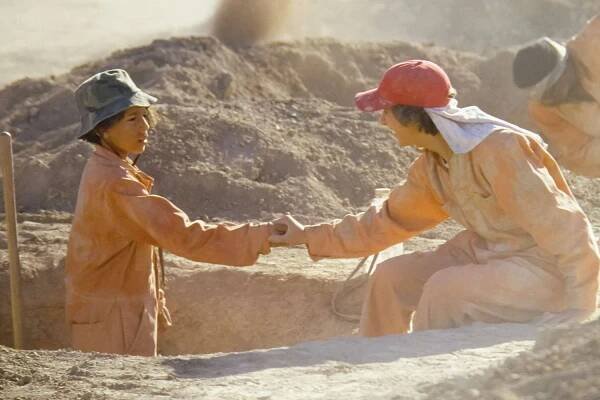 Khleo Thomas, Shia LaBeouf, "Holes" (2003)