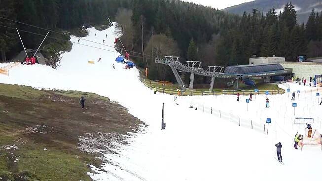 České sjezdovky už si užívají první lyžaři. Počítat ale musí s řadou omezení