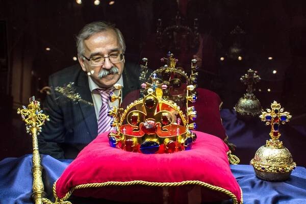 V muzeu jsou k vidění korunovační klenoty. Výstava připomene Karla IV. - OLOMOUC.CZ