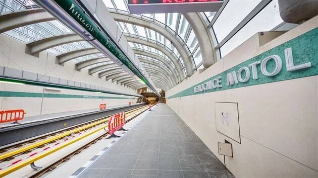Stanice metra linky A Nemocnice Motol ve fázi finálních úprav. Jako jediná ze čtyř nových stanic byla hloubená a nikoliv ražená. (20.2.2015)
