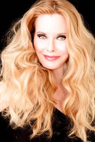 Rebecca Holden headshot