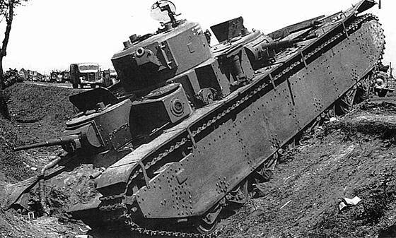 Bitva u Brodů. Těžký tank T-35 opuštěný osádkou u obce Verba. Tank patřil 34....
