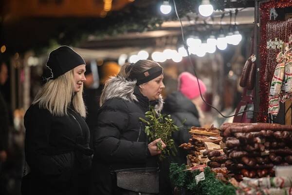 FOTO: Kluziště uprostřed náměstí a obří langoš, který jen tak nedojíte. Budějovické vánoční trhy jsou skromné, ale krásné