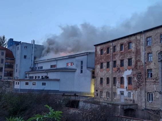 V Berouně hořela pekárna. Požár způsobil škody za sto milionů korun