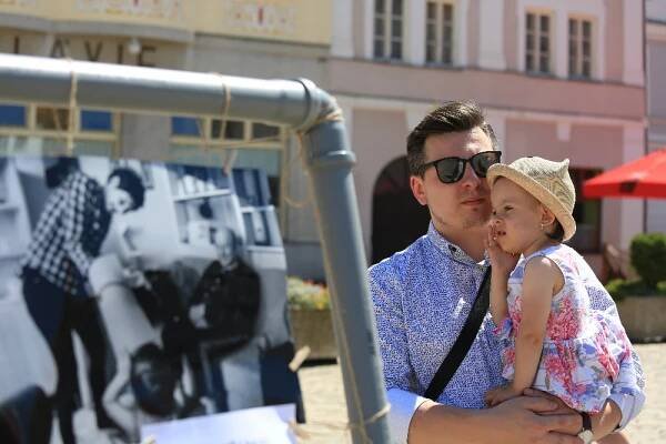 Pelhřimovským náměstím se linuly operní árie Miroslavy Časarové | Vysočina-news.cz