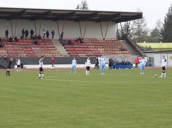 FOTBALOVÉ VELIKONOCE OBRAZEM. Divizní derby o záchranu, Tis stále nahání lídra