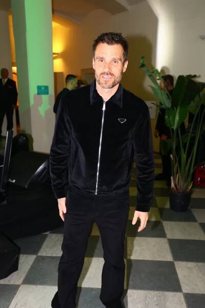 FOTO: Leoš Mareš na akci i zpíval. – stránka 33