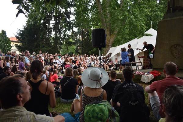 Hradec žije až do prázdnin divadelním festivalem. Najdete se na fotkách?