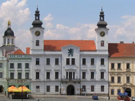 Stará radnice na hradeckém náměstí prošla další etapou oprav. Tentokrát se památkáři zaměřili na okna