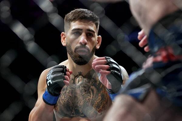 Ilia Topuria confirms UFC promise and fires back at Charles Oliveira