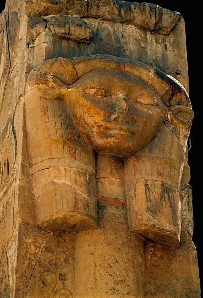 Ve svatyni bohyně Hathor se nacházelo mnoho kamenných reliéfů s jejím vyobrazením, viz obrázek. Hathor byla tradiční strážkyní oblasti Dér el-Bahrí.