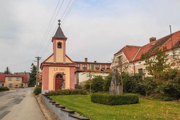File:Chlumany - kaple.jpg - Wikimedia Commons