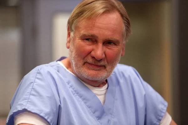 Lékaře hrál v Básnících i Cestách domů: Tenhle populární herec se do doktorského pláště oblékne i v novém seriálu