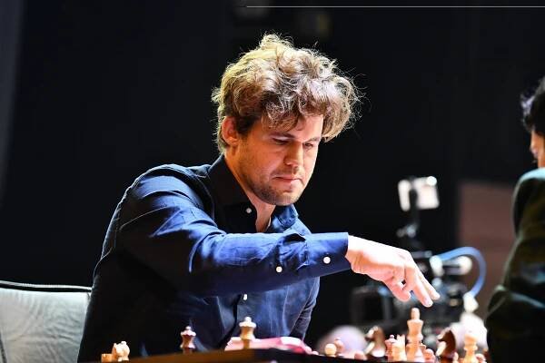Carlsen proti 140 tisícům hráčů. Turnaj norského šachisty se soupeři z celého světa míří k remíze