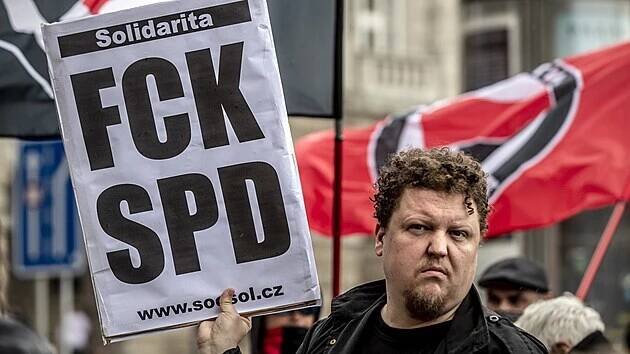 „Uprchlíci vítejte.“ Lidé v Praze demonstrovali proti rasismu a fašismu
