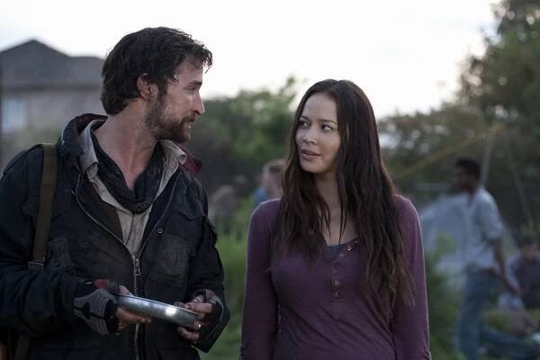 Falling Skies - The Armory - Z filmu - Noah Wyle, Moon Bloodgood