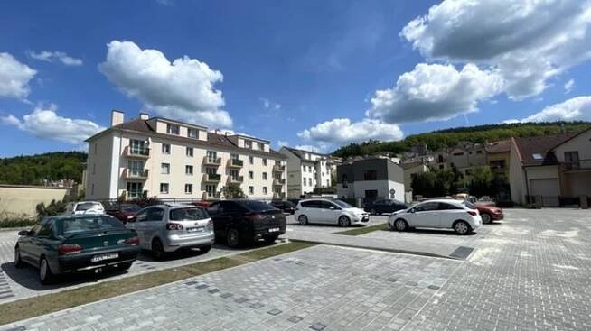 Řidičům v Luhačovicích se otevřelo opravené parkoviště za obchodním centrem - Novinykraje.cz