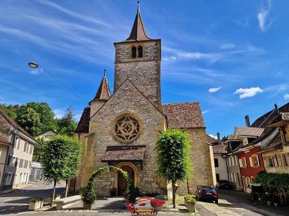 Vue depuis le sud direction entrée. Extérieur de l'église Collégiale de Valangin, canton de Neuchâtel.