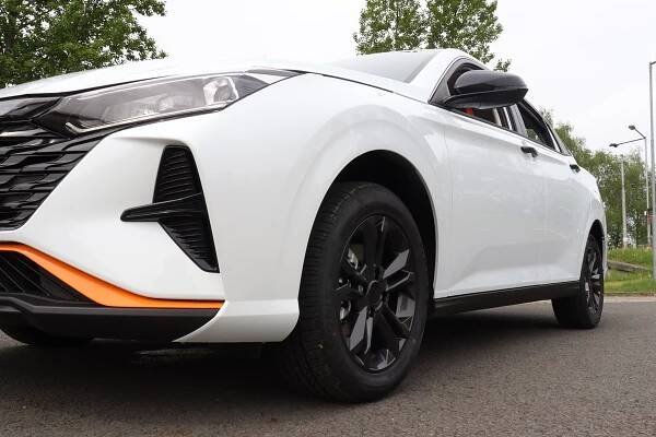 Dongfeng Shine: Číňan s evropskými rysy a s cenou, která je velmi nízko
