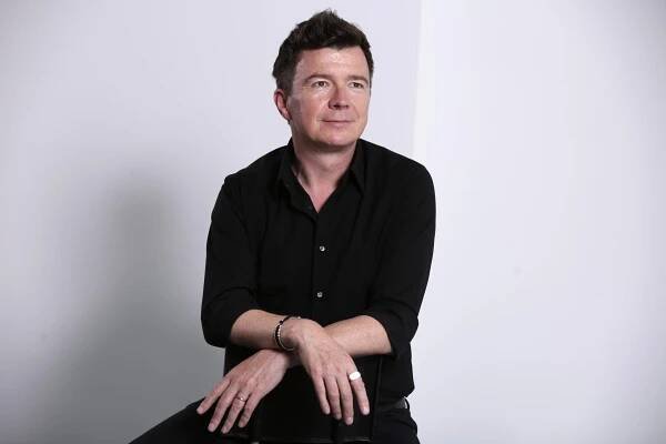 Rick Astley oslavuje svoj debutový album z roku 1987 reedíciou