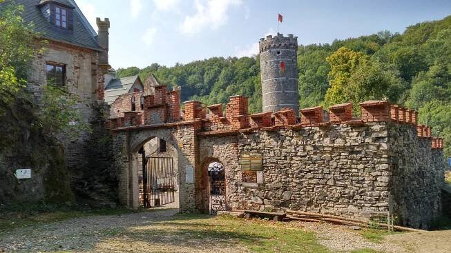 Hauenštejn (též Horní hrad či Hauenstein) – www.kissak.cz
