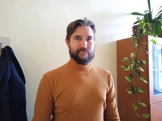 V dětství ho zneužil jiný muž. Chtěl pochopit proč, proto vyzpovídal pedofily