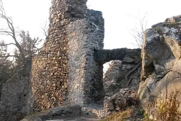Koupili hrad, aby ho zachránili. Po roce ale zjistili, že vlastní jen část