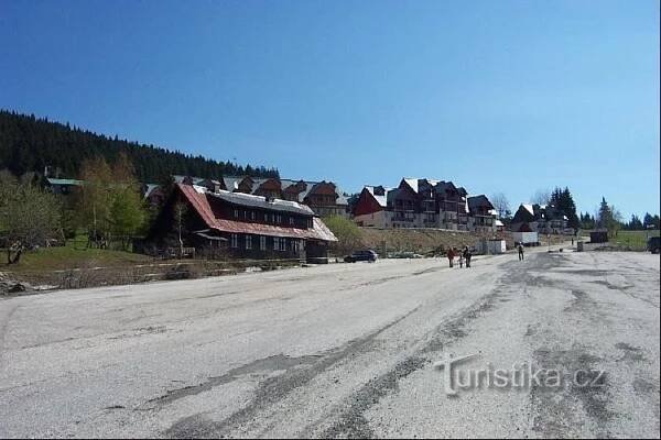Pohled z parkoviště na nové bytové domy