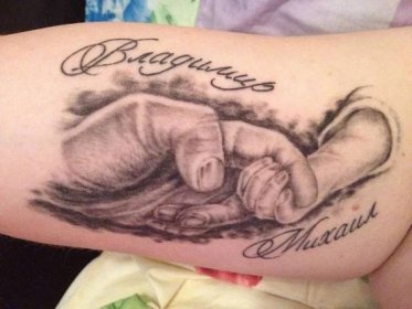 Fotografie tetování jména syna na ruce