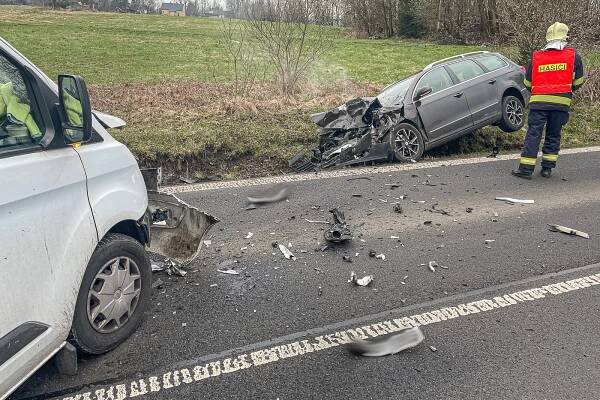 FOTO: Na Studánce se srazila dodávka s osobním autem. Dva lidé se zranili