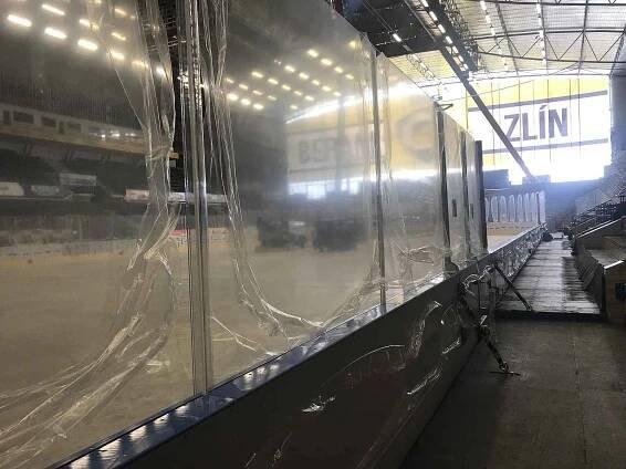 Nové mantinely se zvýšeným a pružnějším tvrzeným sklem mají od tohoto týdne ve Zlíně na Zimním stadionu Luďka Čajky, kde hrají svá utkání hokejisté Berani Zlín.