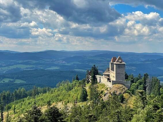 Historické památky na Šumavě - objevujte z Apartmánů s výhledem na zámek Vimperk