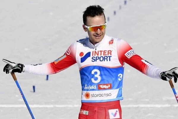 Zlato ze skiatlonu bere po dramatickém finiši Röthe, mistryní světa je Johaugová