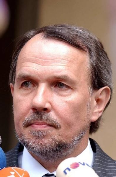 Klausův exmluvčí Petr Hájek vyjmul svou chatu z Evropské Unie, popírá Darwinovu teorii a Angelinu obviňuje z obludnosti!
