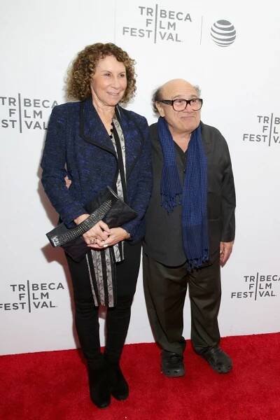 Herec a producent Danny DeVito ze své výšky nikdy komplexy neměl a ženy na něj letěly. Od stále ještě manželky Rhey Perlman vysoké 153 cm ho dělí 9 cm.
