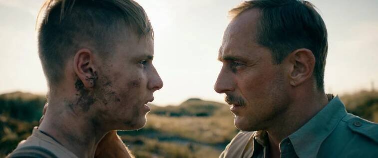 V písku - Příslib svobody - Z filmu - Louis Hofmann, Roland Møller