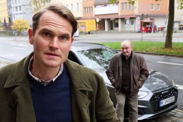 "Ich sehe dich": Kriminalhauptkommissar Felix Voss (Fabian Hinrichs) hat in der "Tatort"-Folge aufgrund von Schulterproblemen einen Fahrer, Fred Kramer (Sigi Zimmerschmied).