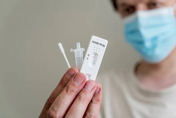 Jak se omikron spřáhl s deltou: Ve Francii začala řádit nová varianta covidu-19