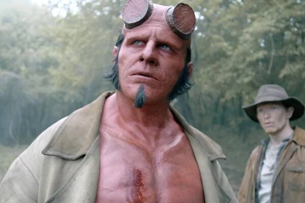 Komiksový Hellboy je zpátky! V traileru na laciné béčko ale padá na své úplné dno