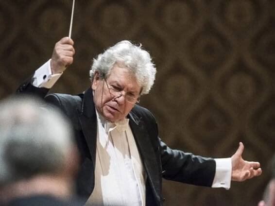 Smyčce České filharmonie v plném lesku a úžasný Alexander Melnikov