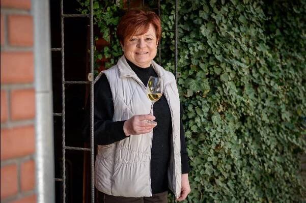 FOTO: Jana Krutáková (* 1962) za STAN byla v minulosti starostkou městyse Moravské Nové Vsi na Břeclavsku, kde také žije. Mezi její záliby dále patří vinařství. – stránka 35
