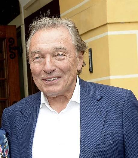 S novou manažerkou nová image? Karel Gott si pěstuje knírek