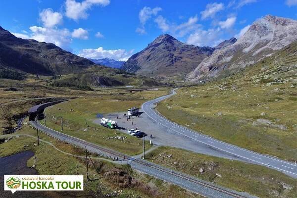 Údolí ze sedle Bernina Pass
