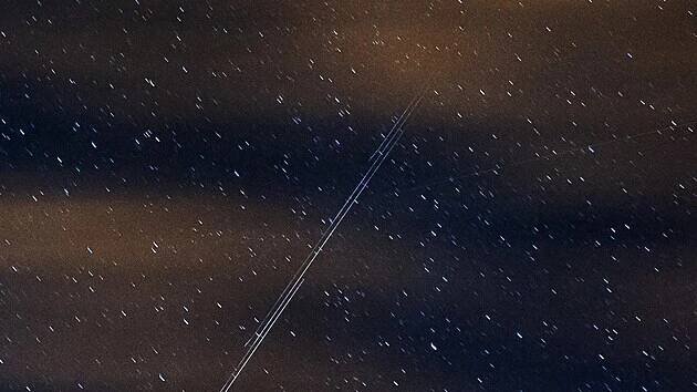 Vesmírný vláček Řetězec světel na noční obloze vzbudil zvědavost lidí, mnozí jej pokládali za UFO. Šlo však o satelity Starlink.